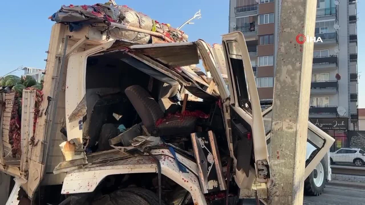 Karpuz yüklü kamyon yön tabelasına çarptı, sürücüsü hayatını kaybetti