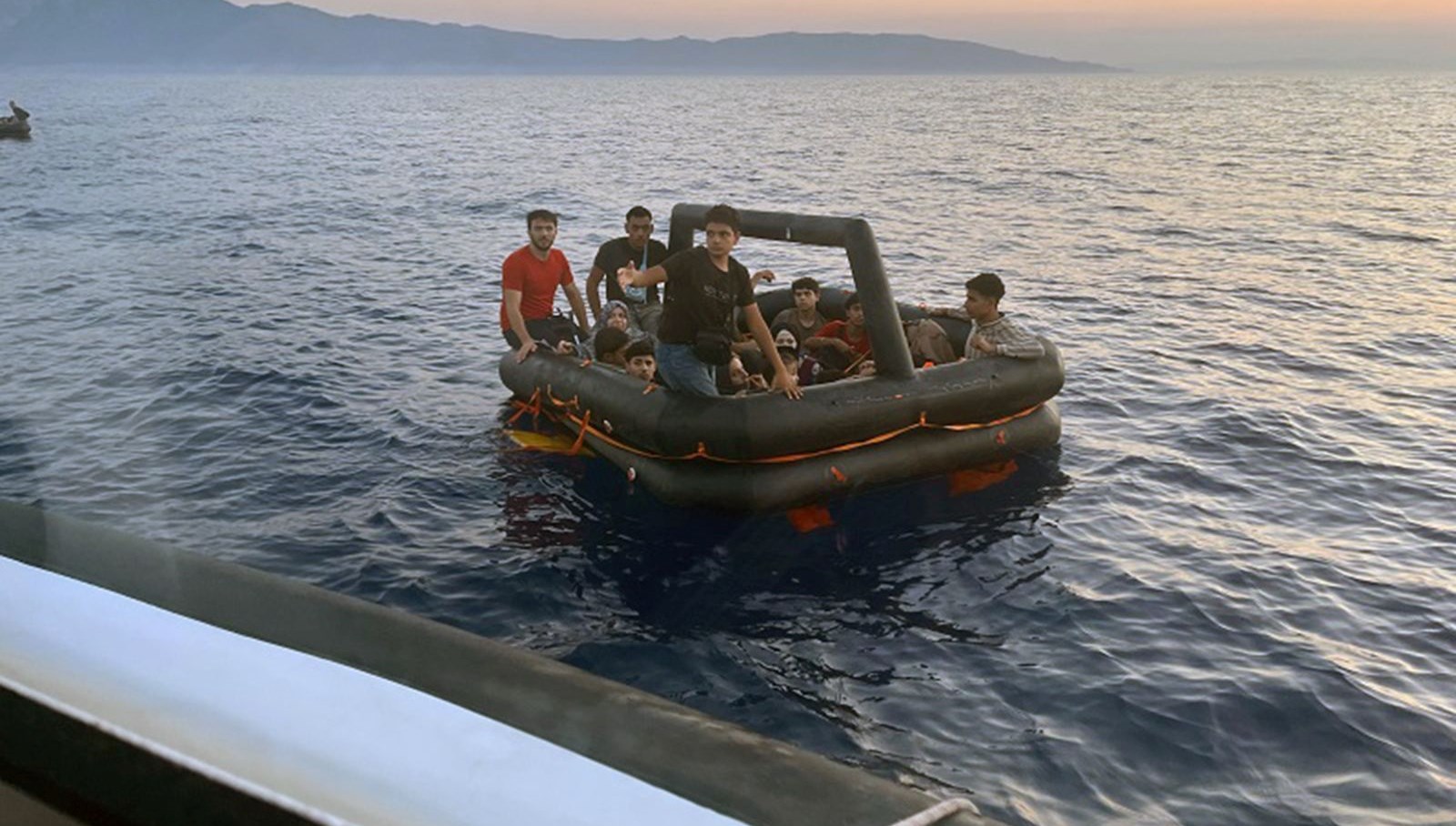 Yunanistan 29 düzensiz göçmen ve 13 çocuğu ölüme itti